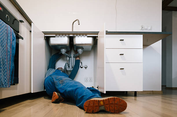 Professional Emergency Plumber technician working in Collinsville, TX